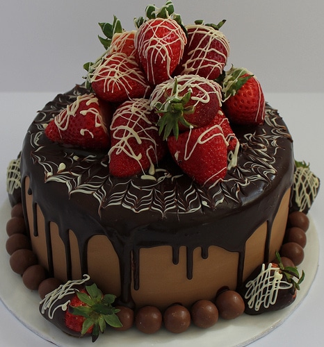 bolo chocolate decorado com morangos