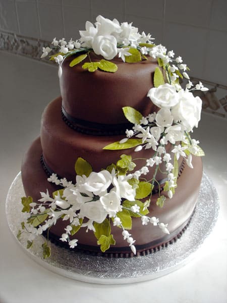 bolo de chocolate decorado com flores