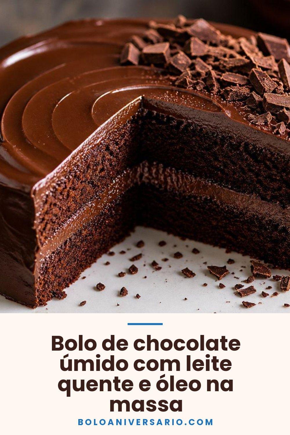 Bolo de chocolate úmido com leite quente e óleo na massa