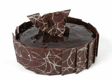 bolo decorado com chocolate