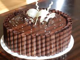 bolo decorado de chocolate