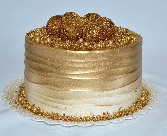 bolo dourado aniversario