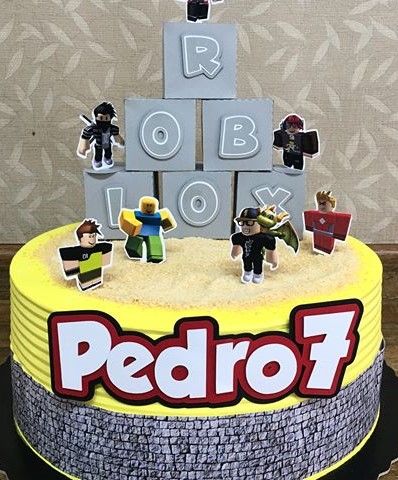 Bolos decorados - Bolo Roblox pra comemorar 9 aninhos da