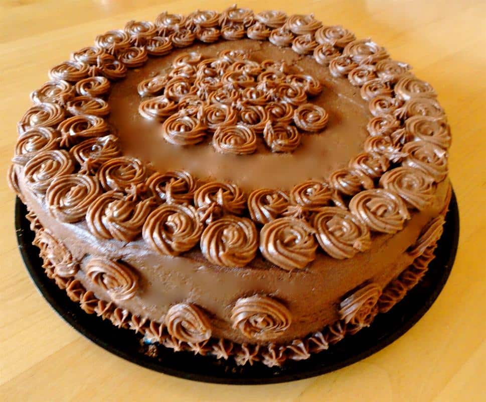 bolo simples de chocolate decorado