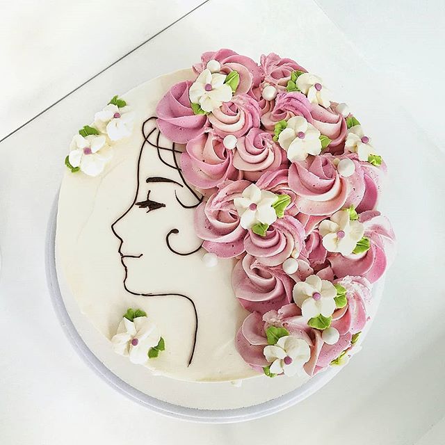 bolos femininos com flores e frutas nos cabelos 11
