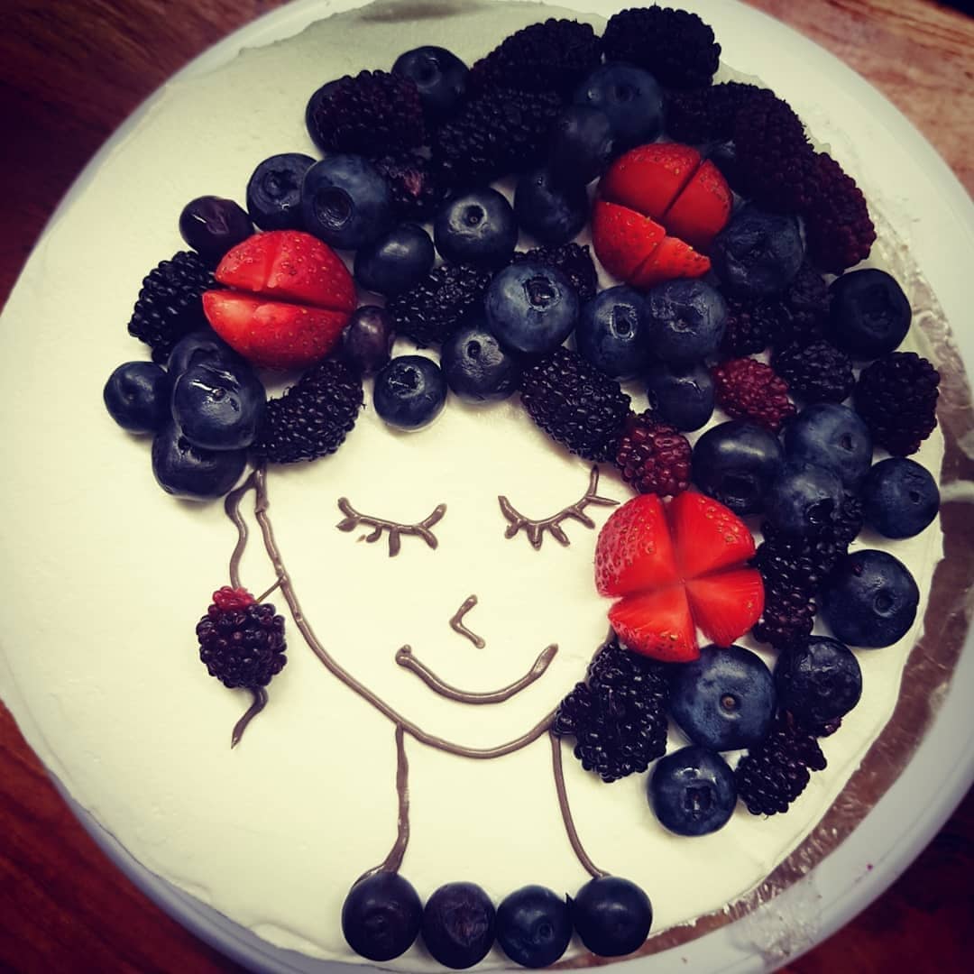 bolos femininos com flores e frutas nos cabelos 7