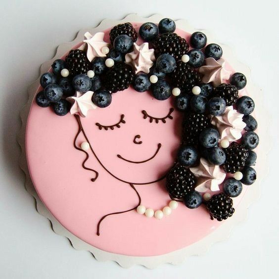 bolos femininos com flores e frutas nos cabelos 9