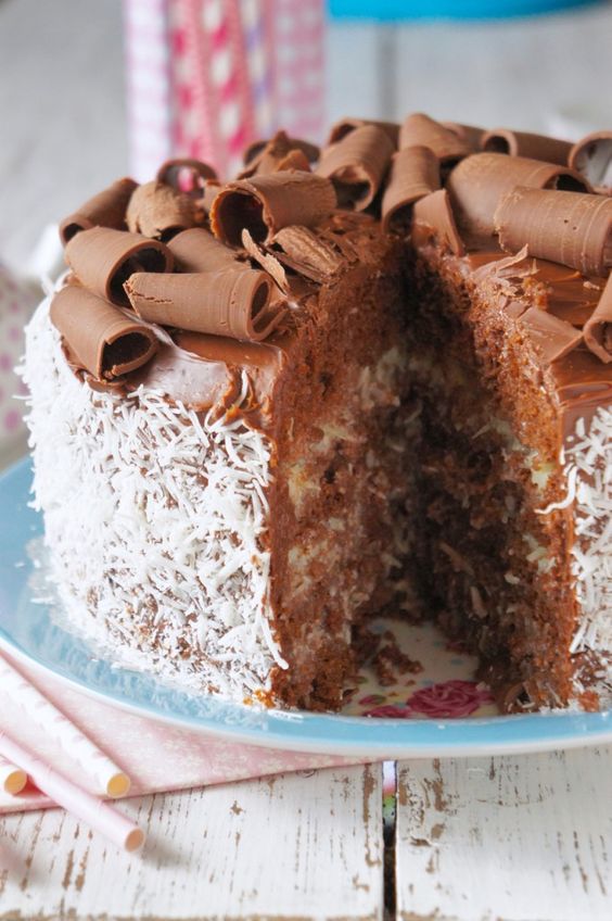 ideias decorar bolos feitos coco chocolate
